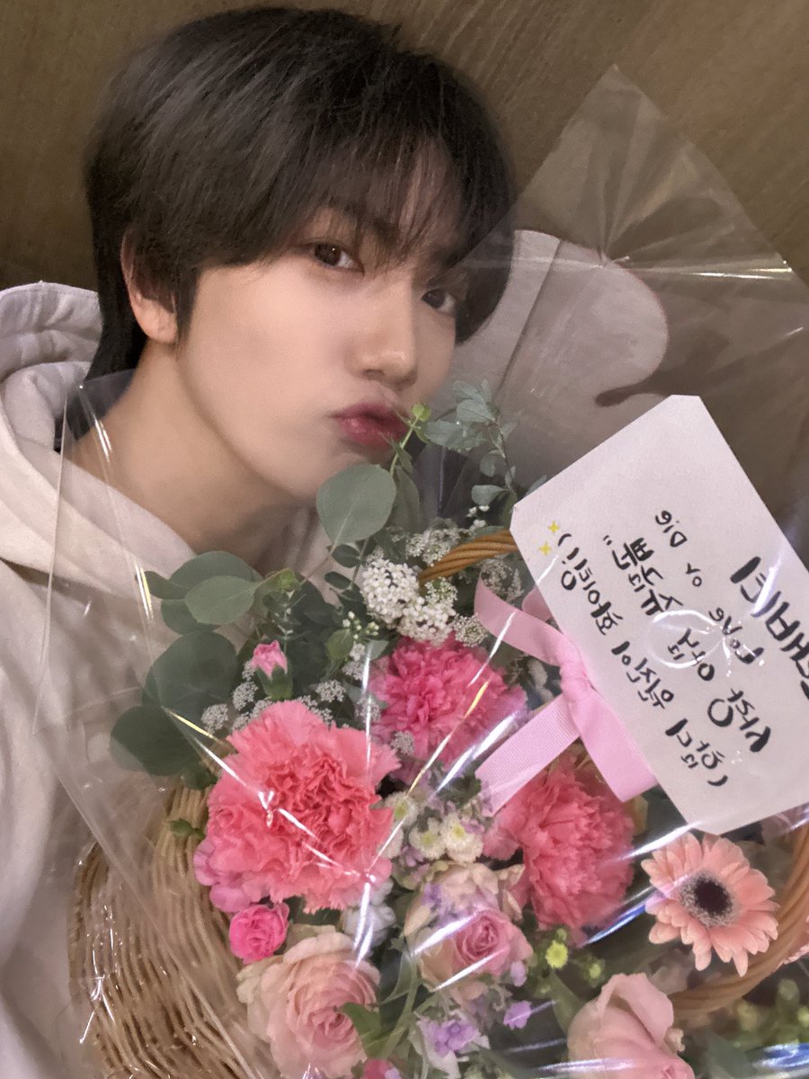CRAVITY_twt's tweet photo. 데키라 너무 재밌었고 늦은 시간인데 깜짝 선물 해주신 우리 스제 피디님도 너무 감사드려여ㅠ
#원진 https://t.co/jLmpIBUjoM
