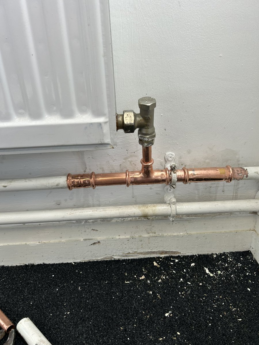 jmwheating's tweet image. Various leaks on office block heating pipework through building 
@huntandthorne 🤝