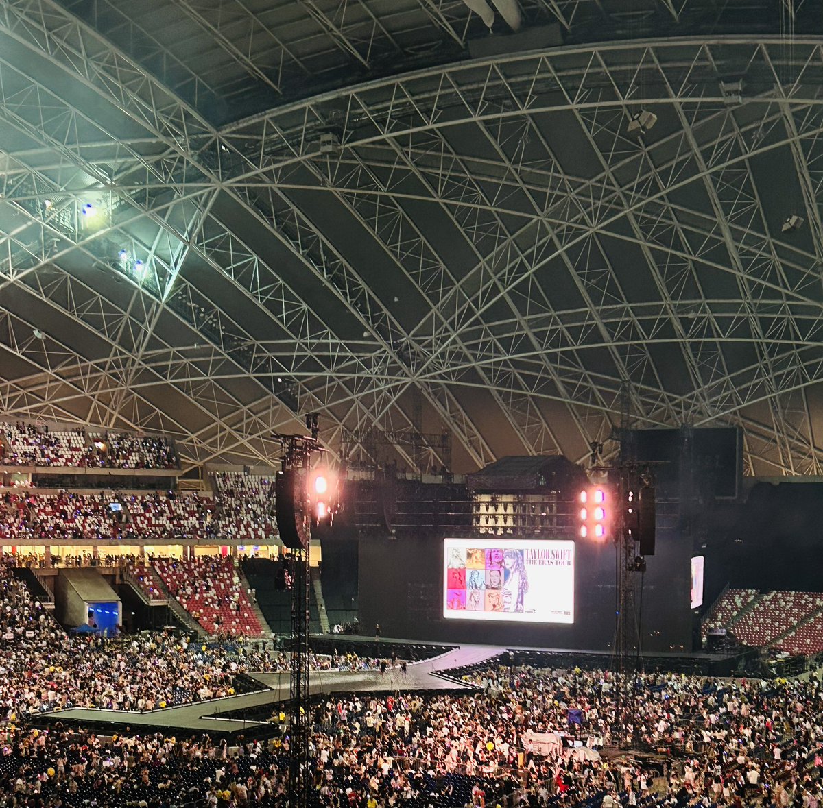 Lolablink_'s tweet photo. I absolutely had the best time of my life at The Eras Tour Concert! 🥹 

I love you @taylorswift13 to the moon and to Saturn! I🫶🏻🫵🏻🌕🪐✨

SG Night 3 Swiftie here! 🙋🏻‍♀️

💚💛💜❤️🩵🖤🩷🩶🧡💙 https://t.co/Ojf6Flp4CT