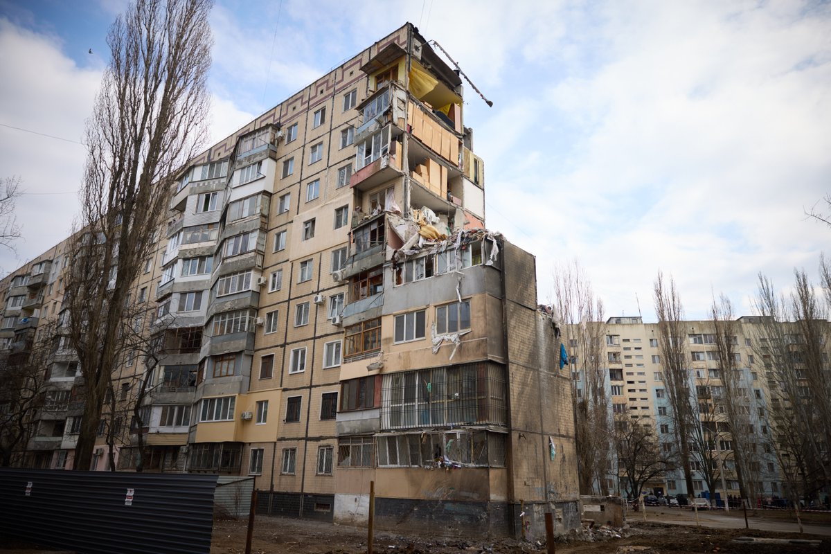 Today in Odesa, Greek Prime Minister Kyriakos Mitsotakis @kmitsotakis and I paid tribute to those killed on March 2 as a result of the Russian 'Shahed' strike on a nine-story residential building.

This attack killed 12 people, including five children. Mark was 3 years old.