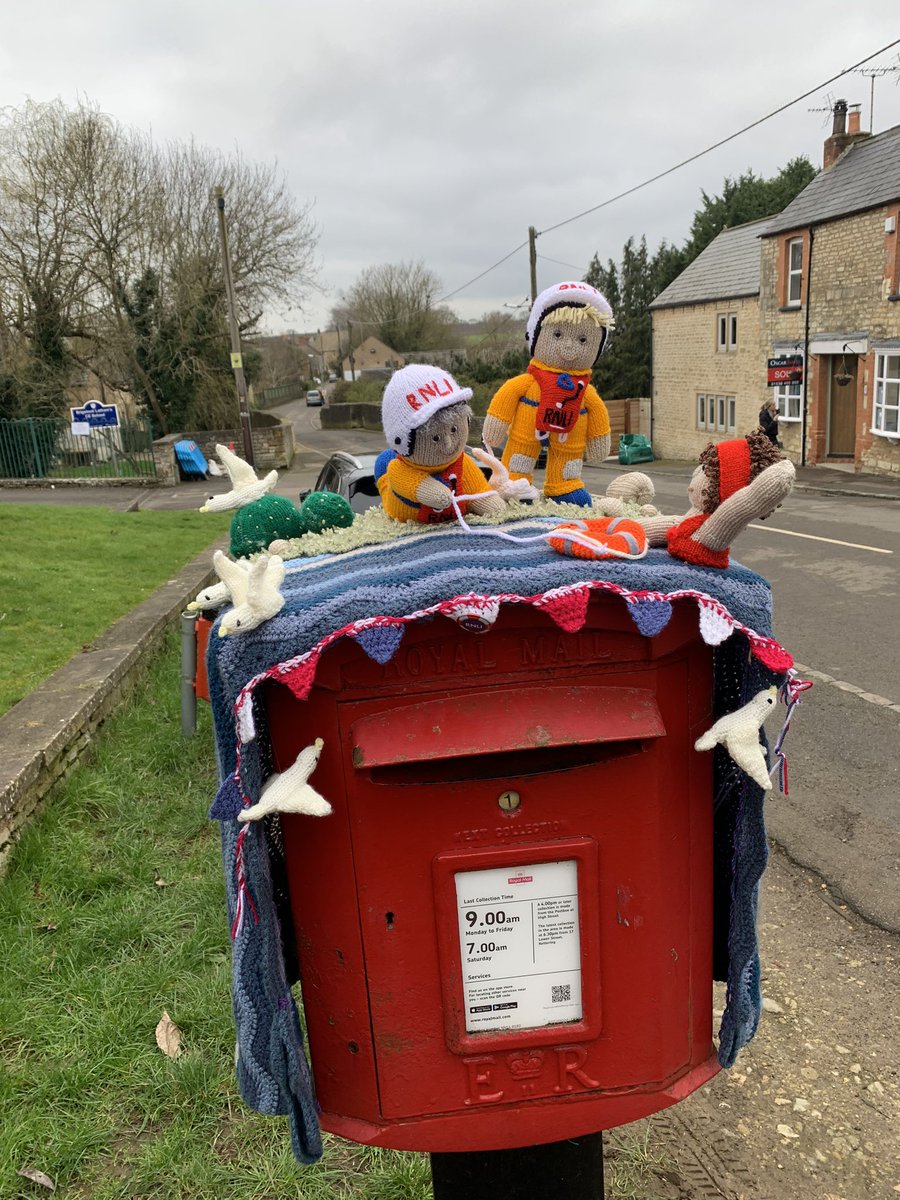 @RNLI the detail on this knitted tribute to your great institution!!