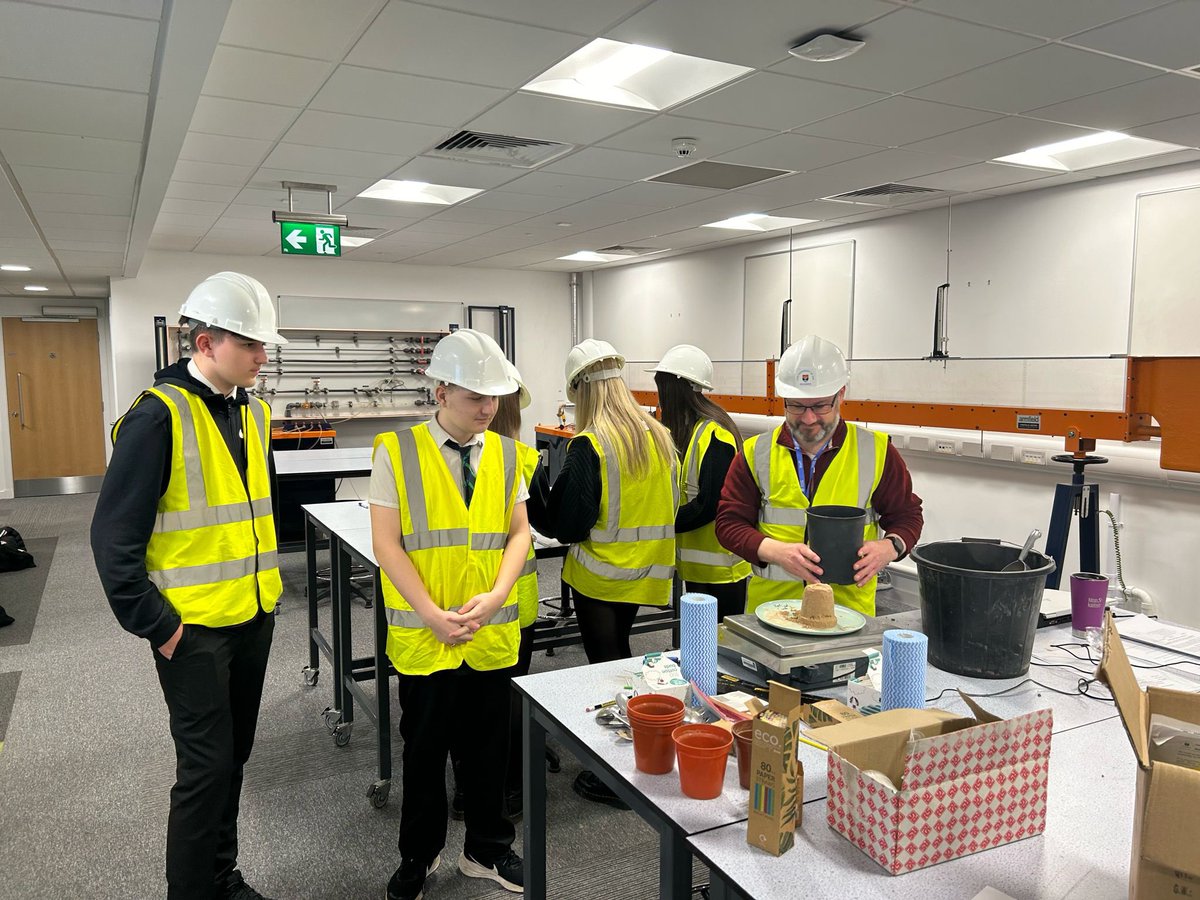 stpaulsdundee's tweet photo. Some more pictures from Discovering Degrees today https://t.co/o6vwcG8Usb