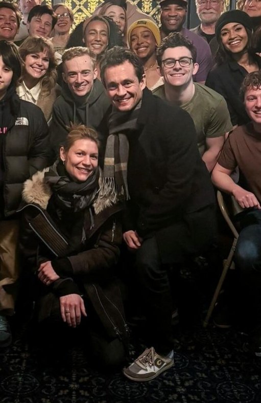 🚨 NEW Hugh from 27 February! Hugh, Claire & Cyrus went to see 'Harry Potter and the Cursed Child' on Broadway and had this cool pic taken with the cast 👀🤩⭐
#HughDancy #ClaireDanes