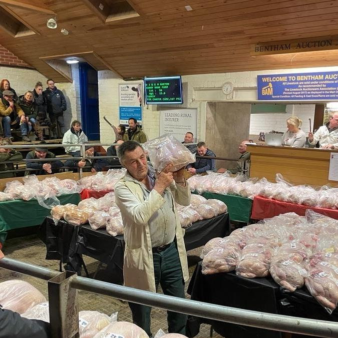 Turkey farmer retires after 70 years - and raises money for cancer charity .. Read more &gt;&gt; farmwatcher.co.uk/alerts/turkey-… #BeatCancer #FarmersCare