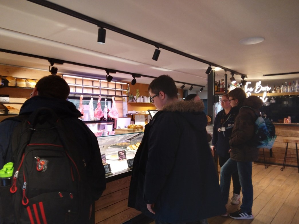 HerewardCollege's tweet image. Our hospitality learners saw how farm to fork works face-to-face with a fascinating trip to @BarnBerryfields.
Students learned about the roles and responsibilities in a restaurant, sustainability and the bakery operation.
#FarmToFork #HospitalityCareer

shorturl.at/ivGVW