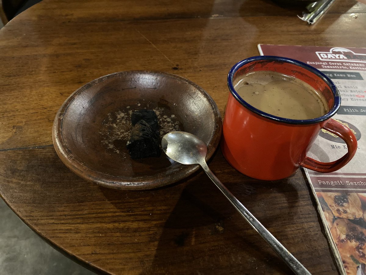 charlesmathaus's tweet photo. Hari ini gw ke de ngokow coffee jogjakarta. Yg keren tempatnya deket keraton dan vibesnya tradisional bgt. Yang lebih menyenangkan selain ngopi kita dpt tontonan orang belajar tarian Jawa. Gw harap bgt sih semua anak sekolah didaerah diwajibkan belajar menari. Hi https://t.co/FVfuesEjqe