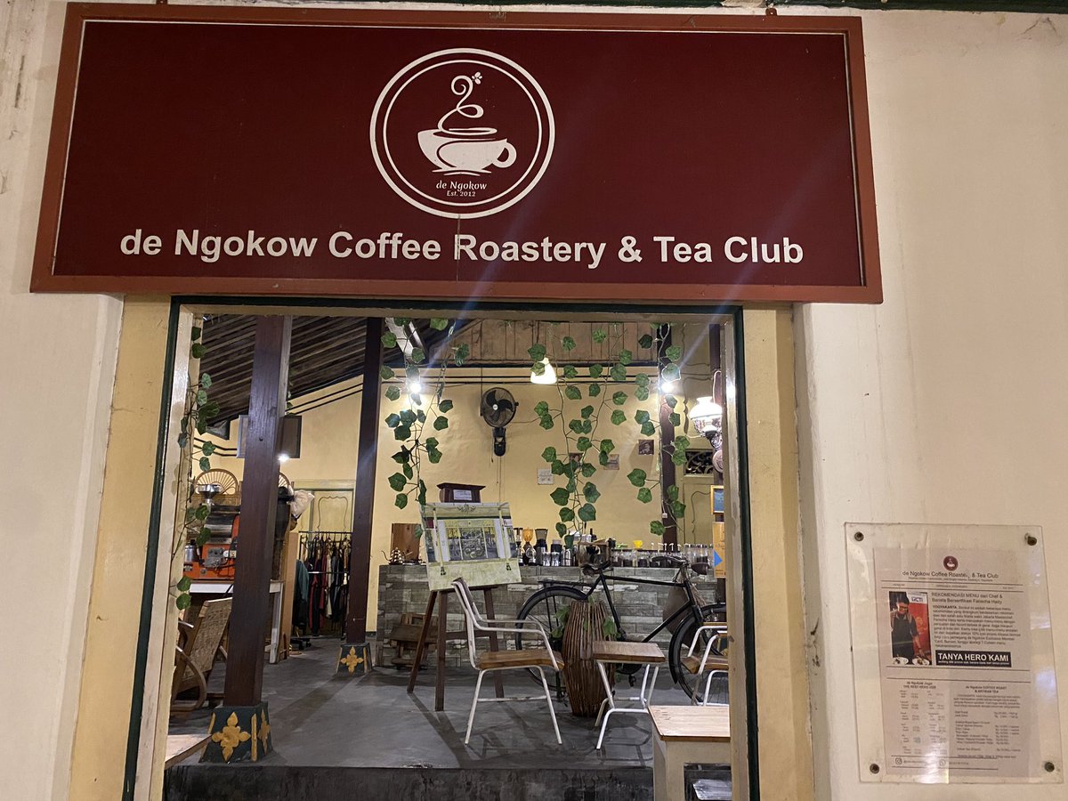 charlesmathaus's tweet photo. Hari ini gw ke de ngokow coffee jogjakarta. Yg keren tempatnya deket keraton dan vibesnya tradisional bgt. Yang lebih menyenangkan selain ngopi kita dpt tontonan orang belajar tarian Jawa. Gw harap bgt sih semua anak sekolah didaerah diwajibkan belajar menari. Hi https://t.co/FVfuesEjqe