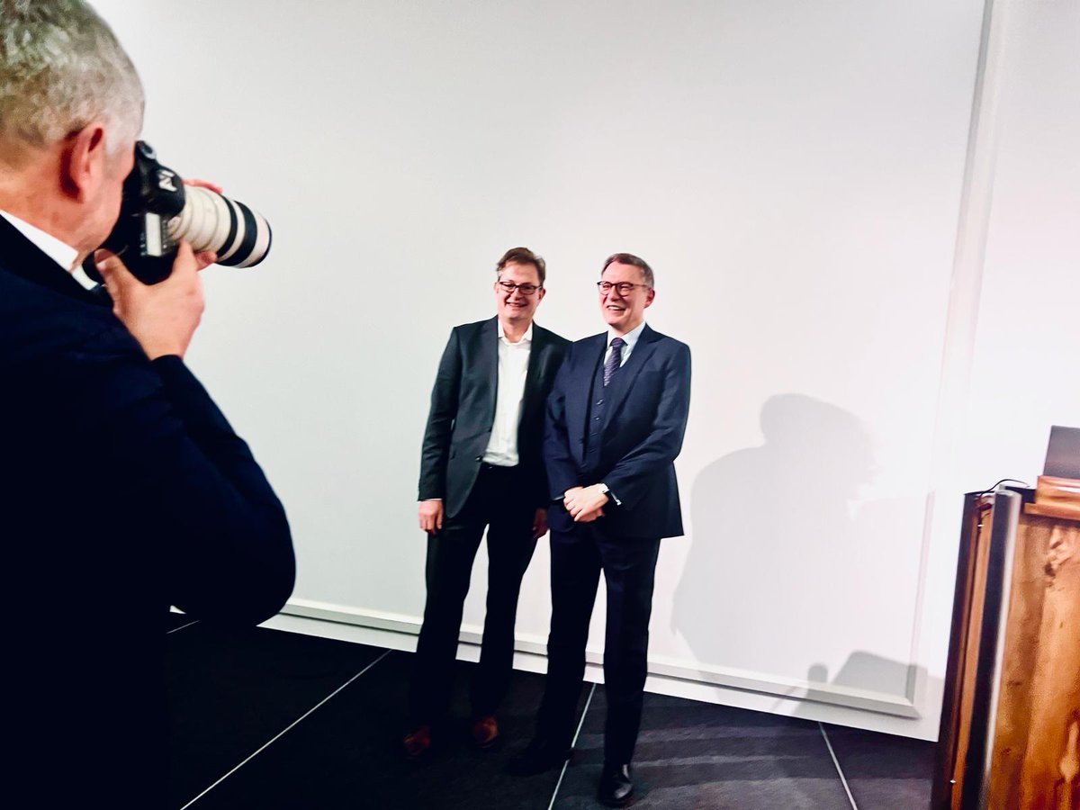 Snapshots from an exceptional event that took place at the premises of the Carl Friedrich von Siemens Foundation in #Munich. A full house, an engaging presentation by @Floridi and an excellent Q&A coordinated by our Director @chluetge. Thank you all for your participation! #AI