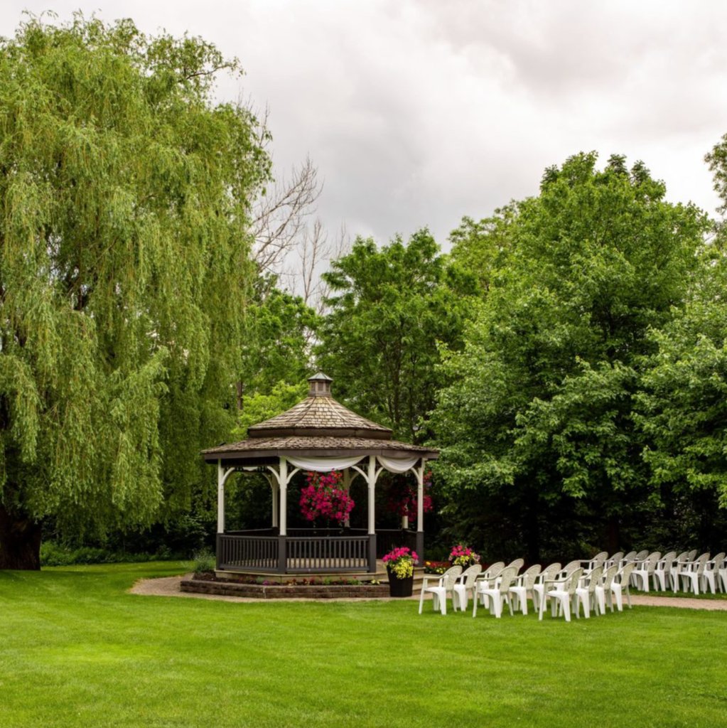 Carls Catering The Glen is Halton and Peels Premier Full Service Banquet Hall. We offer one of the most beautiful settings to be married at in the city. Our gazebo and banquet hall make your wedding day ideal and take away the inconvenience so you can enjoy every moment.