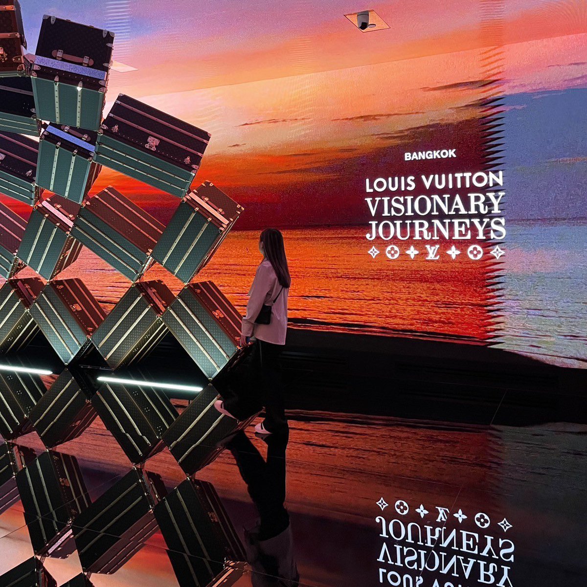 LV THE PLACE BANGKOK
ในที่สุดก็เปิดแล้ว! หลังจากเผยโฉมโครงสร้างลวดลาย monogram ให้ใจเต้นอยู่นาน ดีใจมากก ซึ่งความพิเศษนอกจากจะมีคาเฟ่ และร้านอาหารแล้ว ยังมีช็อป รวมถึง Exhibition ถือเป็นที่แรกของโลกเลยที่รวมทั้ง 4 อย่างไว้ในที่เดียว  เลิศสุดๆ #LVThePlace #LouisVuitton