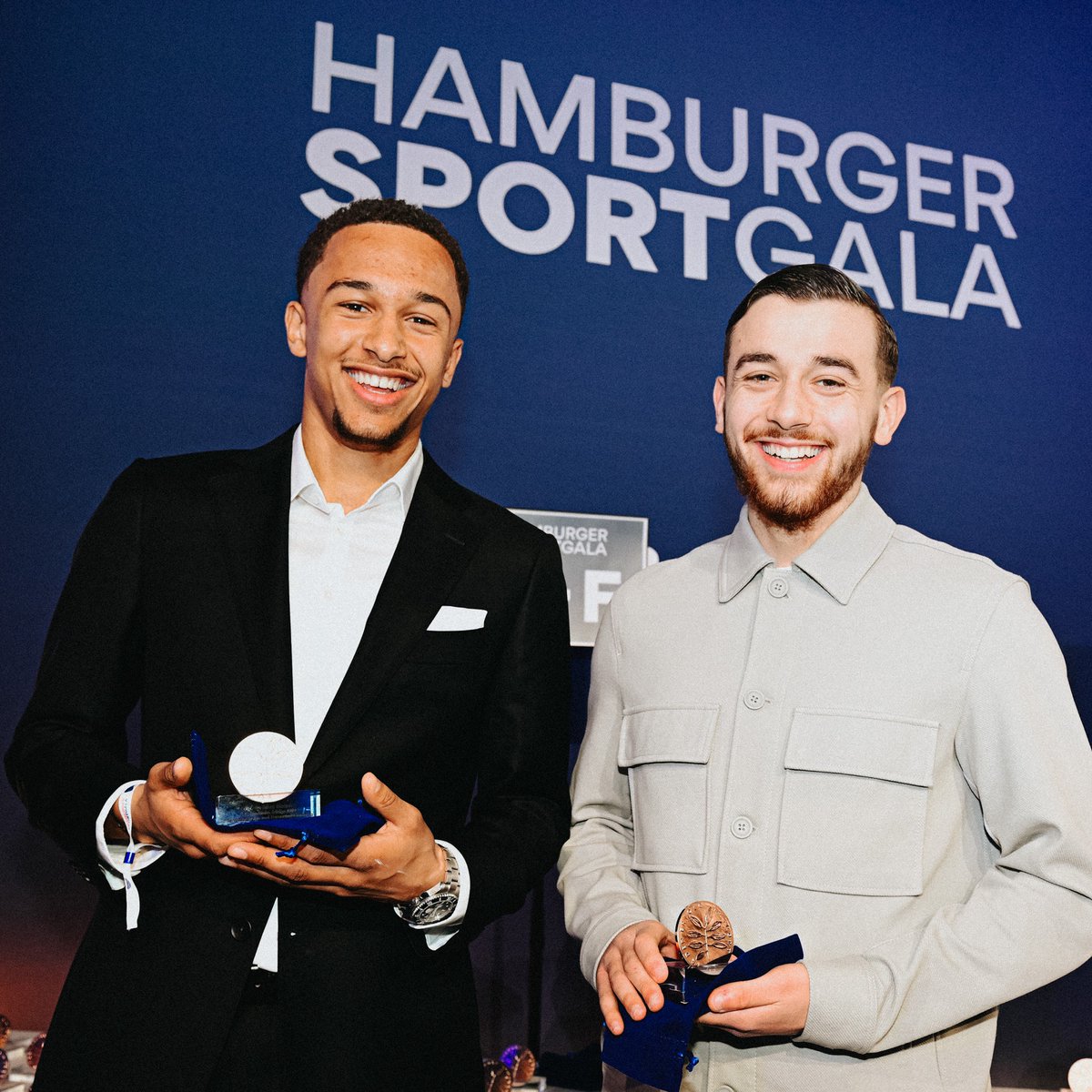 fcstpauli's tweet photo. Gestern wurde Eric da Silva #Moreira gemeinsam mit Bilal #Yalcinkaya vom HSV-Nachwuchs bei der Hamburger Sportgala geehrt. Die beiden U17-Weltmeister erhielten die Münze für sportliche Erfolge 2023. Glückwunsch, Eric! 🤎🤍
#fcsp #youngrebels https://t.co/96LvpzO3xy