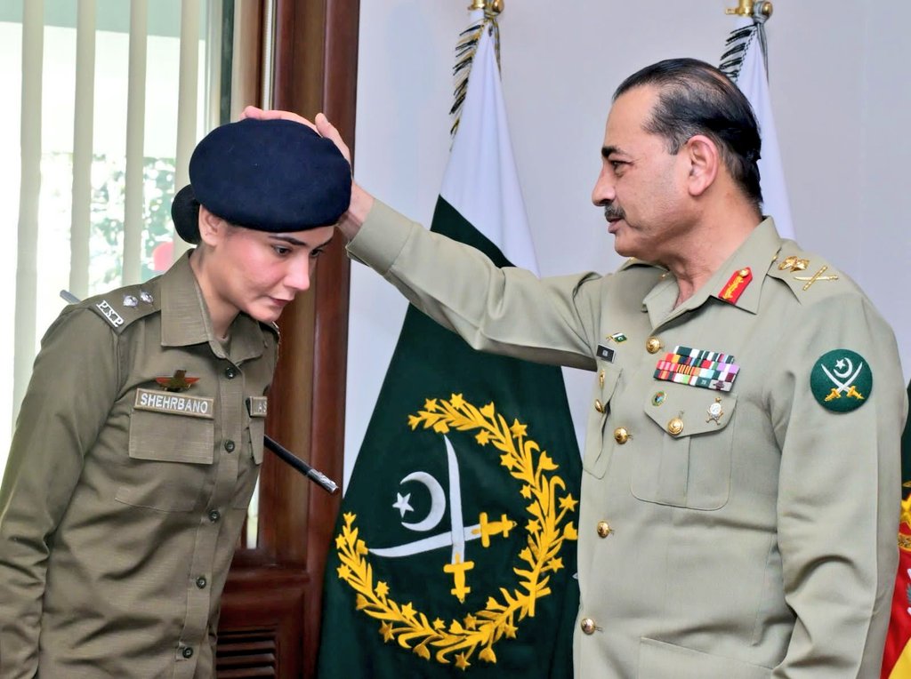 Assistant Superintendent of Police Syeda Shehrbano Naqvi called on General Syed Asim Munir, NI (M), Chief of Army Staff (COAS) at General Headquarters, today. COAS lauded ASP Shehrbano for her selfless devotion to duty & professionalism in diffusing a volatile situation. The