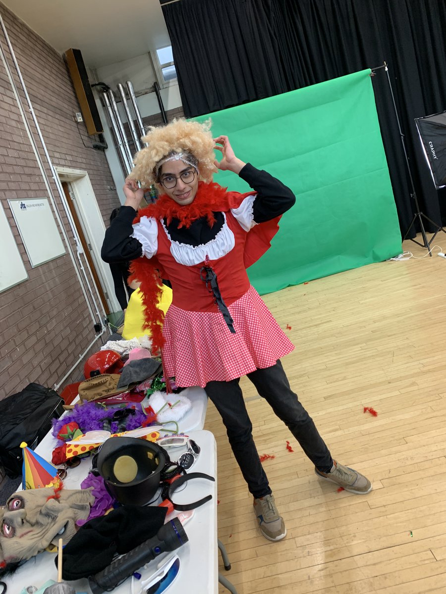 Recognise anyone? Staff & students grabbed props and posed in our charity photobooth yesterday to support local homeless charity @weareaceofclubs. Student ambassadors Tracy and Nallely also held an Afrobeat dance class, so everyone got some exercise too! #LoveOurColleges