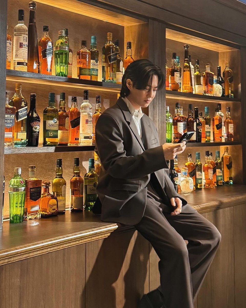 knockknock0408's tweet photo. SUHO ins : 3번 테이블에서 보내신 물 한잔 입니다만🚰🙋🏻‍♂️
Please drink responsibly @ DIAGEO https://t.co/tHwRryqsxL