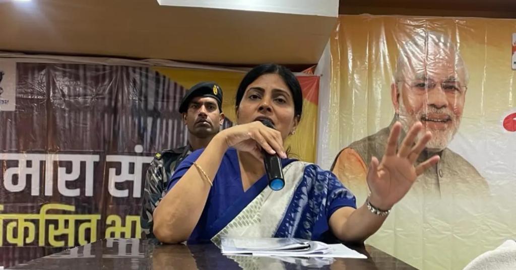 AnupriyaSPatel's tweet photo. पत्रकारगण जनमानस में चेतना पैदा करने में  के साथ-स��थ अपनी अभिव्यक्ति के माध्यम से समाज को एक नई दिशा प्रदान करते हैं। शासन की जनकल्याणकारी योजनाओं की सही जानकारी लोगों तक पहुंचाने में मीडिया एक सेतु का काम करती है। https://t.co/wWKe5NZYe2