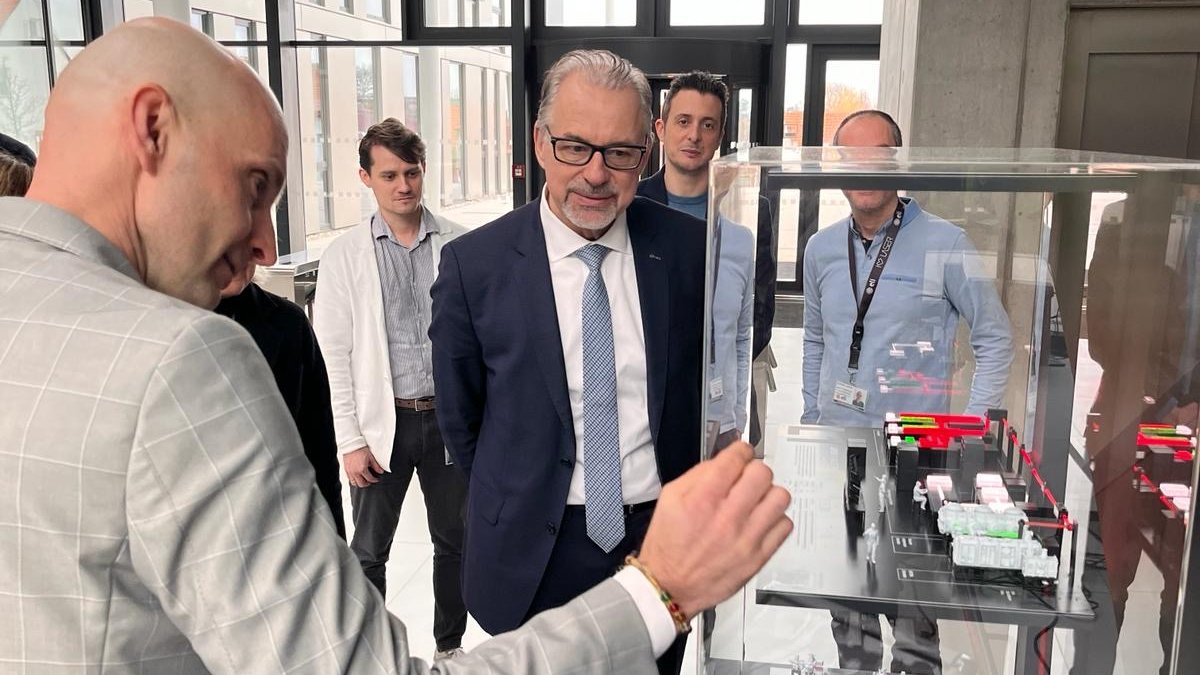 ELIBeamlines's tweet photo. 💥@esa Director General @AschbacherJosef honored us with his visit to @ELIBeamlines. He was guided by the Facility Director @RomanHvezda to the visitors' gallery and they discussed potential #collaboration in the space industry and exploration, using @ELI_laser technologies. https://t.co/KwLxbOUNZz