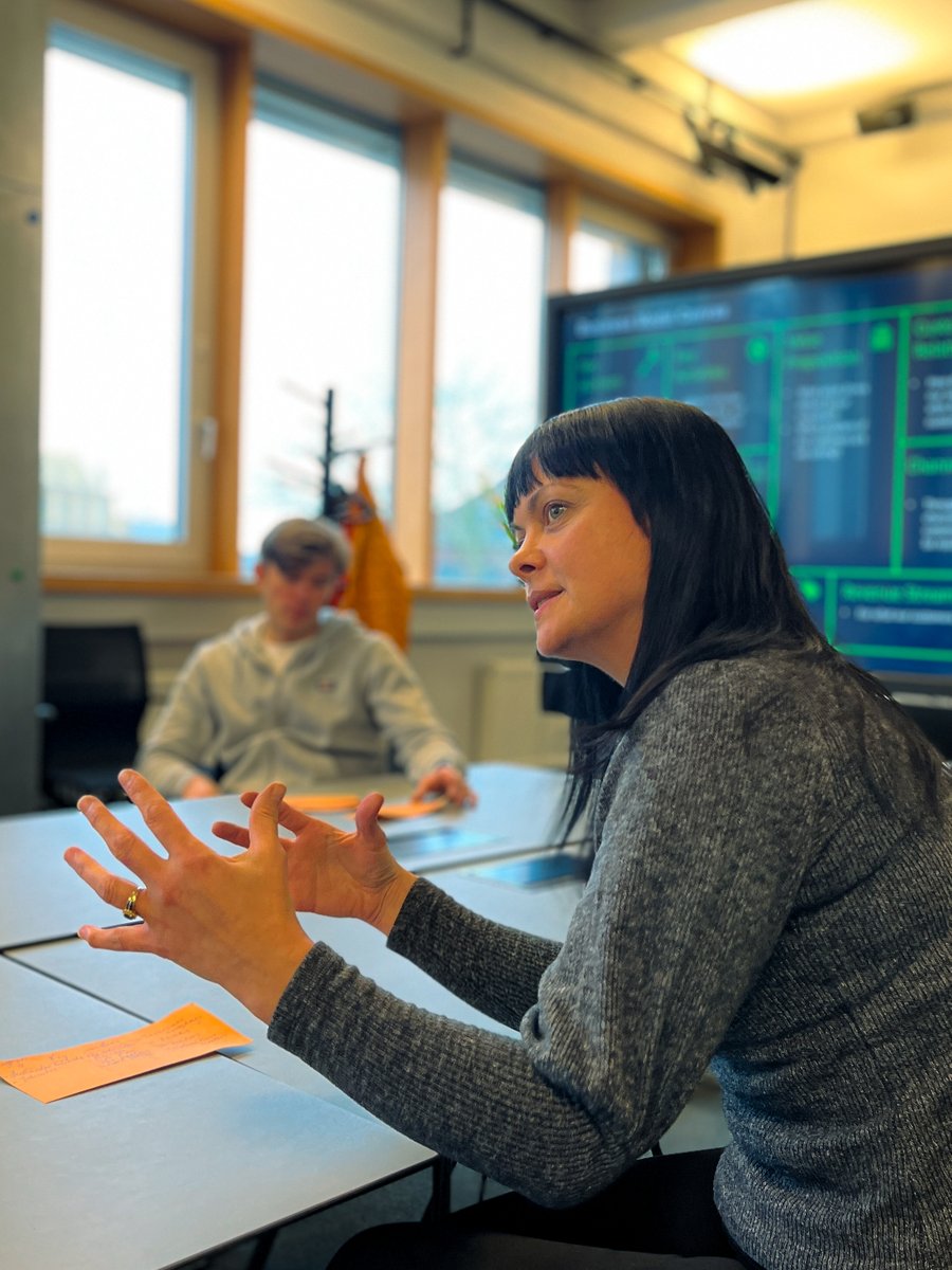 Mit Teilnehmenden unseres AWS Cloud Professional Programms konnten wir die Smart Factory in Düsseldorf besuchen. Hier wird anhand einer Miniatur-Produktionsstraße gezeigt, wie Unternehmen ihre Prozesse durch Digitalisierung optimieren können. Danke für die Einladung! 🏭👩‍🏭