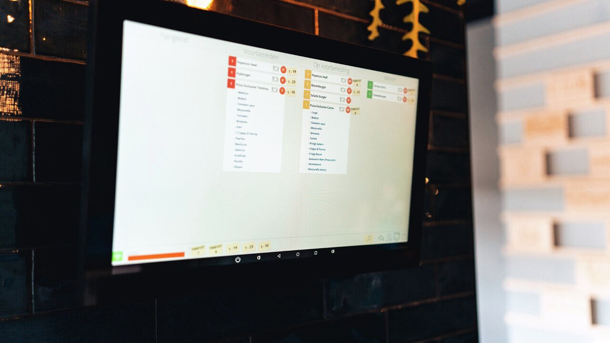 Bezorgsupport's tweet image. Met de handige HioPos keukenschermen gaan orders vanuit het restaurant of vanaf het terras direct naar de koks!👨🏻‍🍳 Zo voorkom je briefjes die kwijt raken en is er een goede workflow. Meer weten? We demonstreren dit graag.