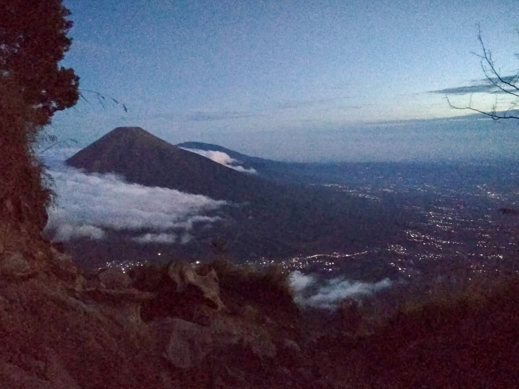 elywidya_'s tweet photo. Panorama cantik kala baskara mulai menyelinap berganti rembulan.
Indah nian memandang, kelap-kelip lampu terpandang jauh di kaki Gunung Sumbing. Lautan awan mengitari sekitarnya, MasyaAllah indah sekali.. https://t.co/EzrD5Aw0xr