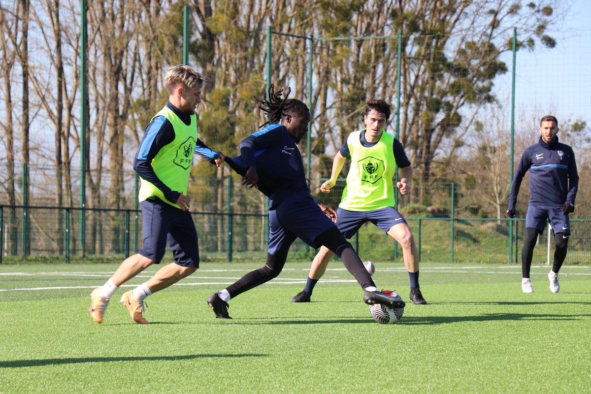 BPFC24's tweet photo. 👀 Nos Bergeracois préparent la réception de @ACFC_16 avec notamment la présence de Noah (U17) et Quentin (U16) 💪 

D’autres jeunes se sont vus convoqués avec le groupe N2 en début de semaine. 👊 

#BPFC 🔵🔴 #Formation https://t.co/Fn0eWqe4ZI