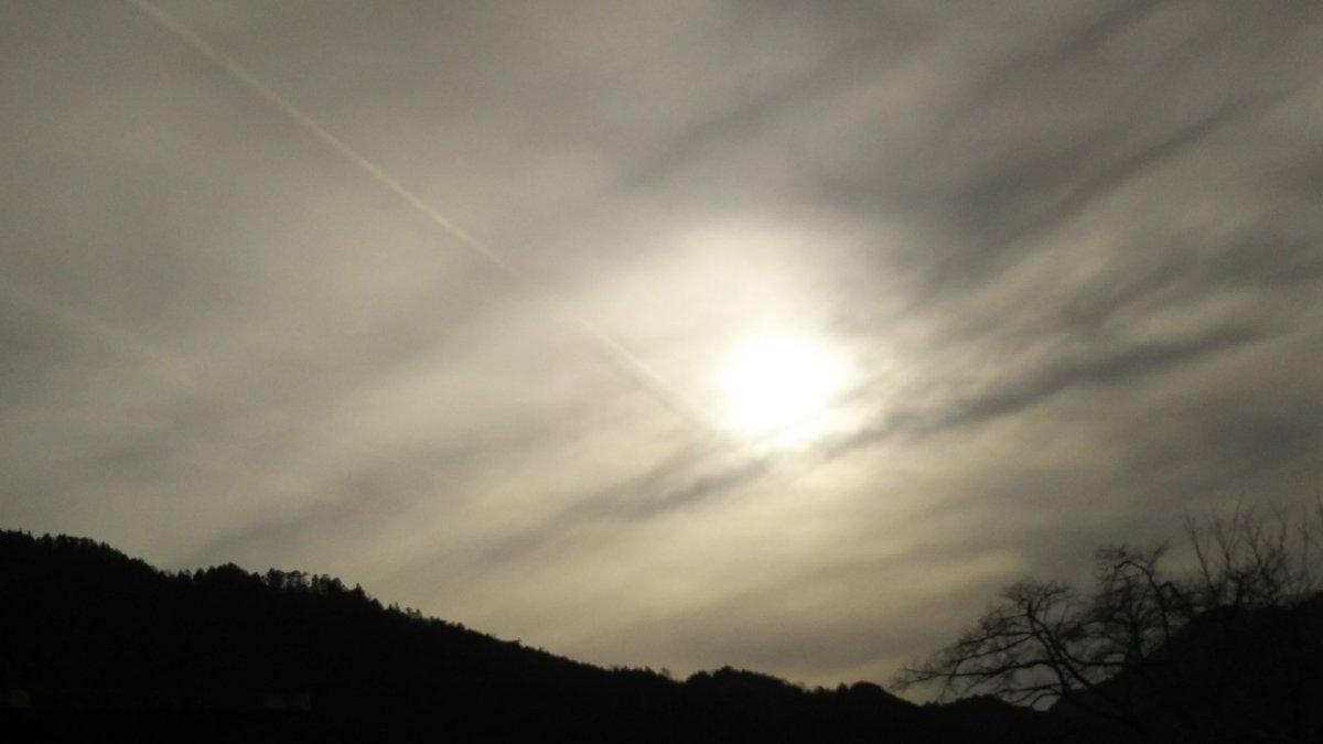 celestehiromi's tweet photo. 今日の夕刻🌆
モノトーンの空にうっすら飛行機雲

今日も１日お疲れ様でした☕️🌃🌙 https://t.co/3yFkfHyb0J