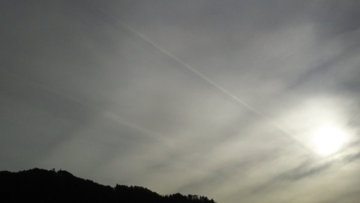 celestehiromi's tweet photo. 今日の夕刻🌆
モノトーンの空にうっすら飛行機雲

今日も１日お疲れ様でした☕️🌃🌙 https://t.co/3yFkfHyb0J