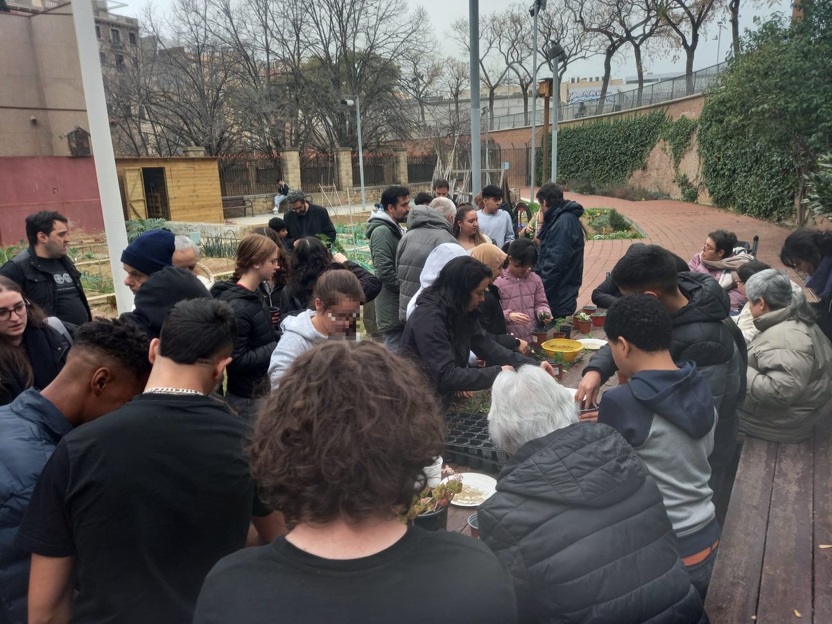 TotRaval's tweet photo. Avui ens hem trobat a l'Hort Comunitari de Sant Pau amb els grups de l'Hort de Salut Comunitària i persones del C.O. Sínia per aprendre juntes com fer créixer una planta a partir d'un esqueix. #salut #salutcomunitària #hortcomunitari #hort https://t.co/zkflEk2MBa