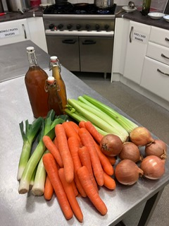 Can anyone guess where all these gorgeous veggies are going??

If you guessed “into our lentil soup” you’d be bang on the money!! 

Soup in the ‘hood served between 1-2pm today at Finn’s Place, 167 Ledard Rd, Battlefield.

See you later! 🫶🏼❤️

 #feedingthecommunity