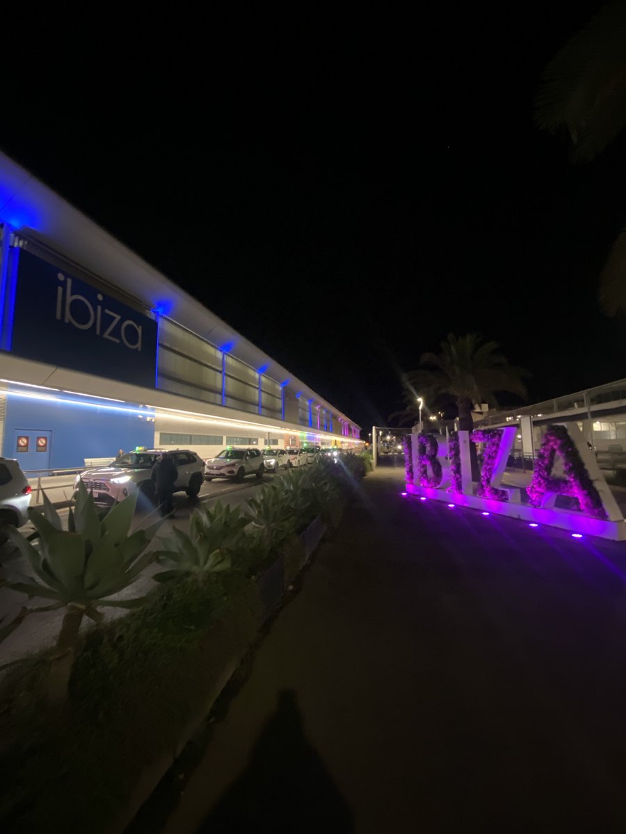 aena's tweet photo. ✈️ El #Aeropuerto de #Ibiza se tiñe de verde, azul, morado y rosa por el Día Mundial de las #EnfermedadesRaras.

#LightUpForRare 
#DíaMundialEnfermedadesRaras https://t.co/taDYj782hB