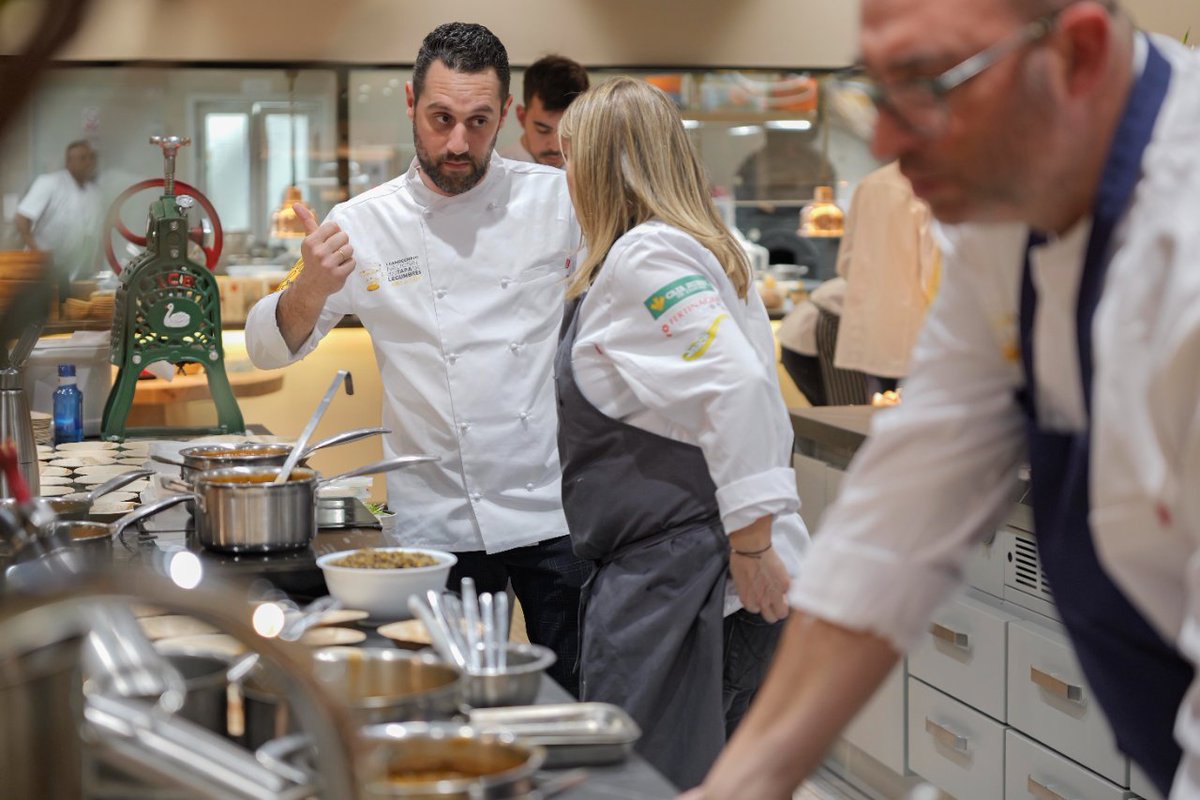 <a href="/FVchef/">Fran Vicente🌐</a> de <a href="/CvmLavde/">Cvm Lavde Salamanca</a> en Salamanca, fue uno de los chef presentes en el evento de inauguración de <a href="/dstapalegumbres/">desTAPA las LEGUMBRES</a>, el primer Campeonato Nacional de Legumbres en Tapa 🍢 
 
Y esto fue lo que preparó ⬇️
#desTAPAlasLEGUMBRES #TierradeSabor