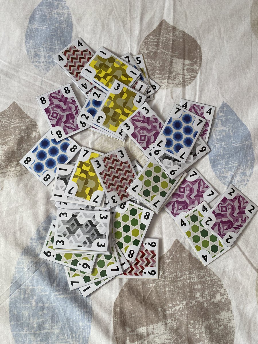 josemariapicon's tweet photo. Reddo es un juego de cartas competitivo para 2-4 personas en el que tendremos que conseguir más puntos que el rival.
Es un juego creado a 4 manos junto a @hache_carrion https://t.co/65X5EKRGYQ