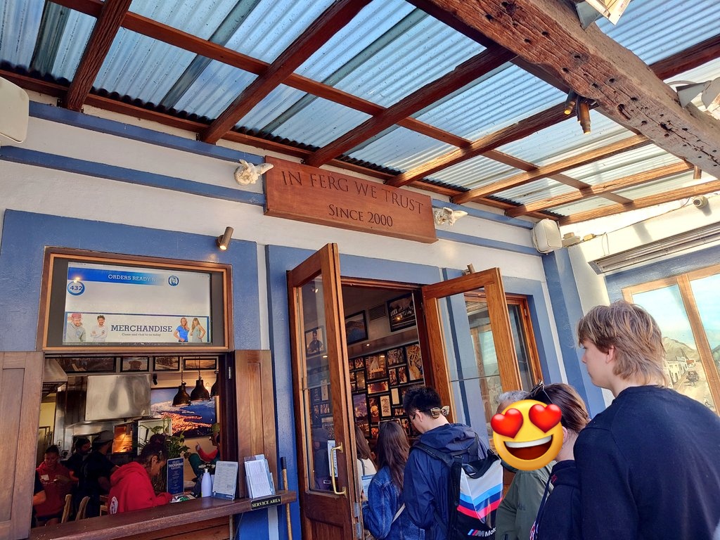 nonnonUsachan's tweet photo. 🇳🇿1人旅振り返り
【クイーンズタウン·ランチ】
ハンバーガーを食べるのは何年ぶりかな?食べるか随分迷ったけど若者に混じって並ぶ事にした!
隣には美味しそうなベーカリー。大人の男女が並んでいたのとは対象的😊
#FergDeluxe をチョイス!全部入りなのに案外あっさり食べられた🍔
#Fergburger https://t.co/YCUvdVutYU