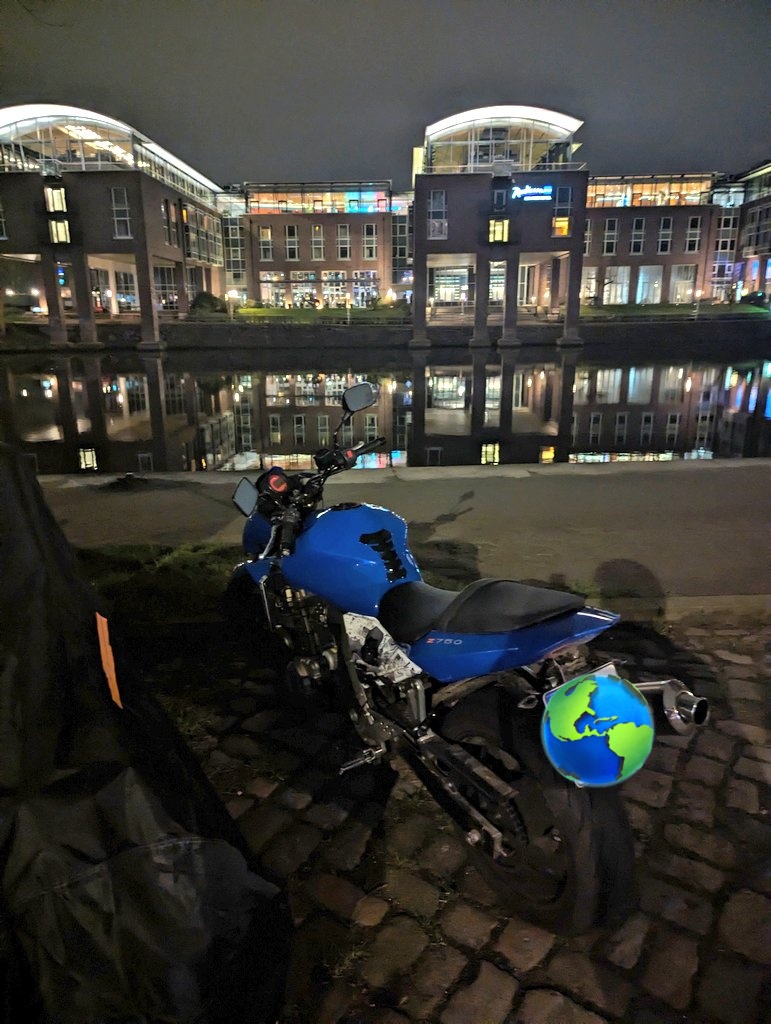 Wollte ein Foto am Wasser machen, aber Motorrad hat Angst.