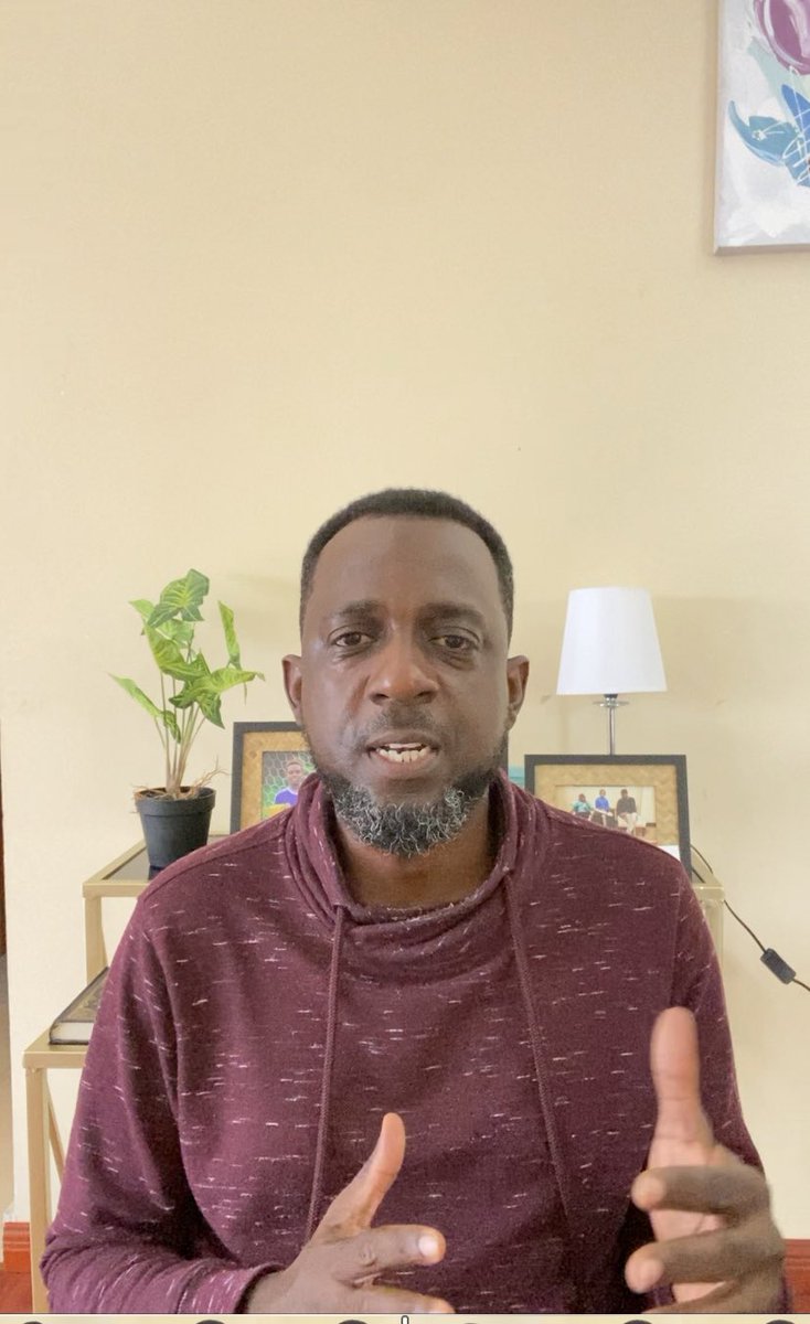 SalumAwadh's tweet photo. Swali: Na milioni 10 zangu, Niwekeze wapi?

Kufanya uwekezaji kunahitaji kupanga vizuri “allocation” ya uwekezaji wako.

Maeneo ya kuwekeza ni mengi yakiwemo hisa (stocks), hati fungani (bonds/sukuk), real estate, commodities, ETFs, digital assets kama bitcoin, n.k

Kiasi gani uwekeze wapi inategemea mambo mengi, kama vile;
1. Umri
2. Malengo ya uwekezaji
3. Uwezo wa kuchukua risk (risk appetite)
4. Matokeo tarajiwa (expected return)
5. Elimu ya eneo la uwekezaji husika

Mfano; mtu mwenye umri wa miaka 35, mwenye malengo ya kununua nyumba baada ya miaka 5, mwenye “risk appetite” ya zaidi ya 60%, anayetaka minimum return ya 20%, anaweza kuwekeza hivi;

1. Hisa - 60%
2.  Commodities - 20%
3. Digital assets - 10%
4. Hati fungani - 10%

Huu ni mfano tu, omba ushauri zaidi