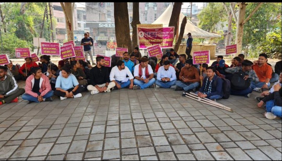आंदोलनजीवियों और चंदाधारियों के चक्कर में युवा अपना भविष्य खराब न करें।
#MP_के_प्रतिभाशाली_युवा
<a href="/DrMohanYadav51/">Dr Mohan Yadav</a> <a href="/CMMadhyaPradesh/">Chief Minister, MP</a> <a href="/JagdishDevdaBJP/">Jagdish Devda</a> <a href="/rshuklabjp/">Rajendra Shukla</a> <a href="/BJP4MP/">BJP Madhya Pradesh</a> <a href="/MPTakOfficial/">MP Tak</a> <a href="/ZeeMPCG/">Zee MP-Chhattisgarh</a> <a href="/News18MP/">News18 MadhyaPradesh</a>