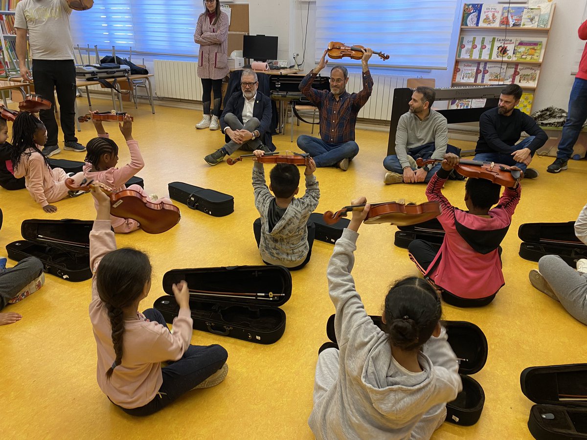 Àrea d'Educació (@educaciolleida) on Twitter photo Avui visitem l’escola Magí Morera i Galícia de #Lleida per conèixer el projecte educatiu “Amb molta corda”!
✅Un projecte adreçat als nens i nenes d’exclusió social de primer, segon i tercer de primària, a través de la música i el violí.
<a href="/L_Interpret/">L'Intèrpret</a>
<a href="/MagiMorera/">Escola Magí Morera i Galícia</a> Avui visitem l’escola Magí Morera i Galícia de #Lleida per conèixer el projecte educatiu “Amb molta corda”!
✅Un projecte adreçat als nens i nenes d’exclusió social de primer, segon i tercer de primària, a través de la música i el violí.
<a href="/L_Interpret/">L'Intèrpret</a>
<a href="/MagiMorera/">Escola Magí Morera i Galícia</a>