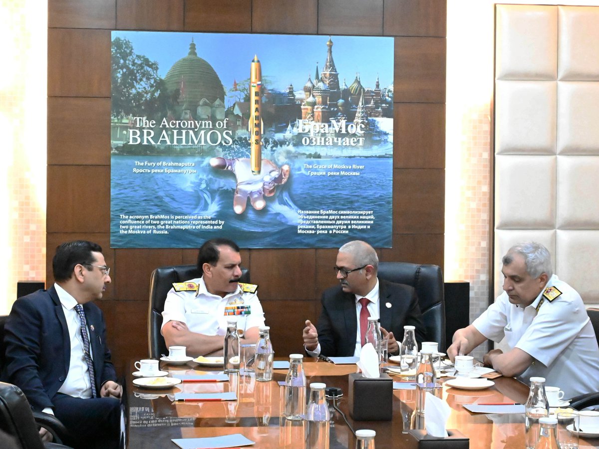 VAdm Dinesh K Tripathi, Vice Chief of Naval Staff (VCNS), @indiannavy during his visit to @BrahMosMissile HQ on 27th Feb 2024 appreciated the #BRAHMOS missile which has become the pride of #IndianNavy as a Prime Strike Weapon system installed in all leading naval warships. #VCNS…