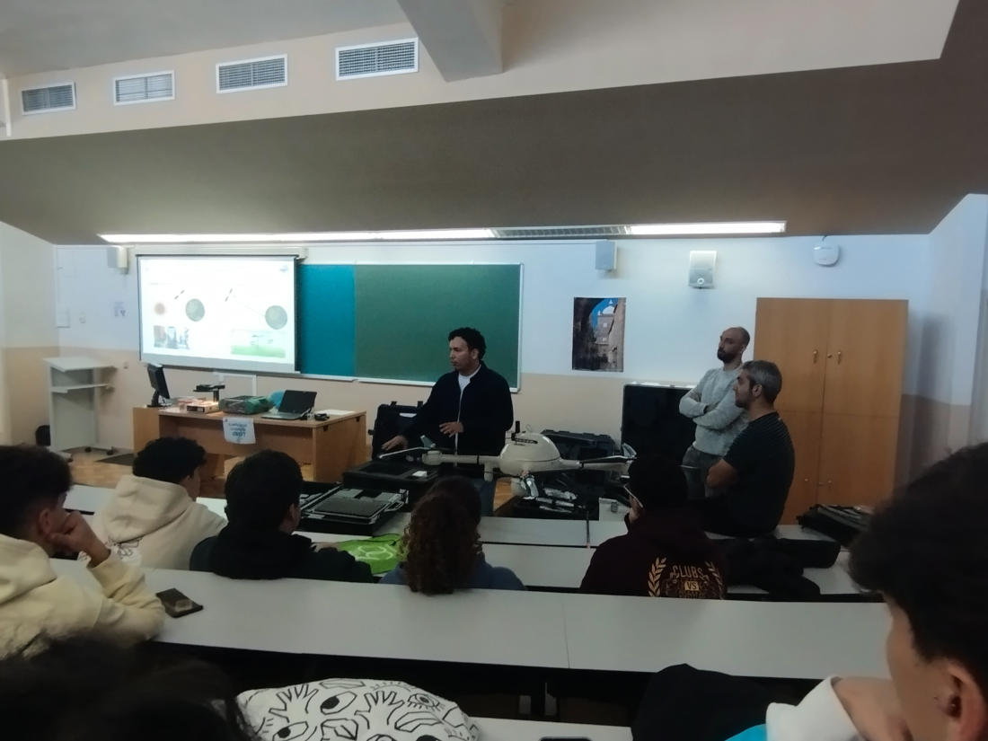 IesSuarez's tweet photo. El pasado viernes nuestros alumnos de 2° de Bachillerato participaron en las XII Olimpiadas de Geografía,  que se celebraron en la facultad de Filosofía y Letras de Cáceres. Allí  en un ambiente ameno y distendido compartieron experiencias entre  compañeros. https://t.co/CjaBEQ0vgh