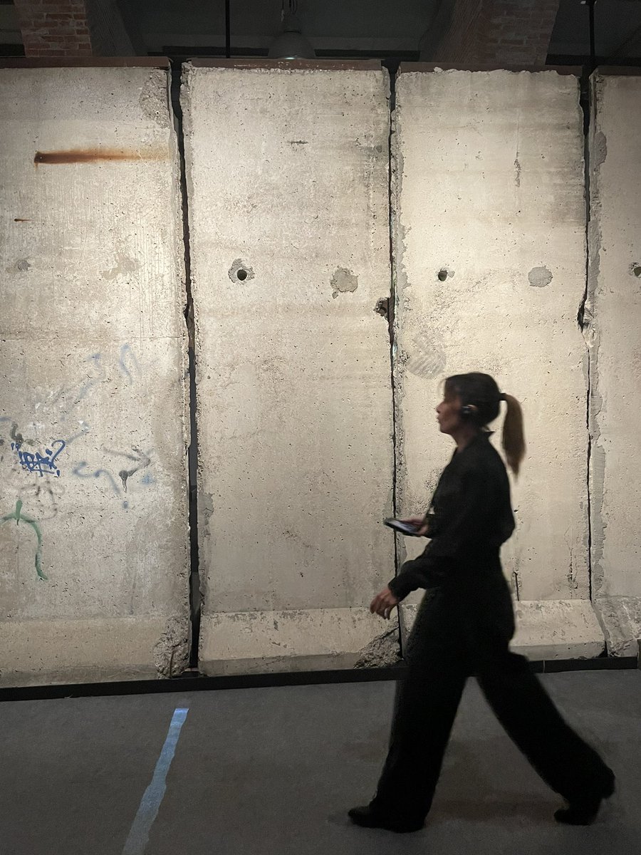 Salgo con un escalofrío en el cuerpo después de ver esta exposición sobre el Muro de Berlín ( Madrid) 
A veces da la impresión que nada a cambiado.
Muy recomendable.