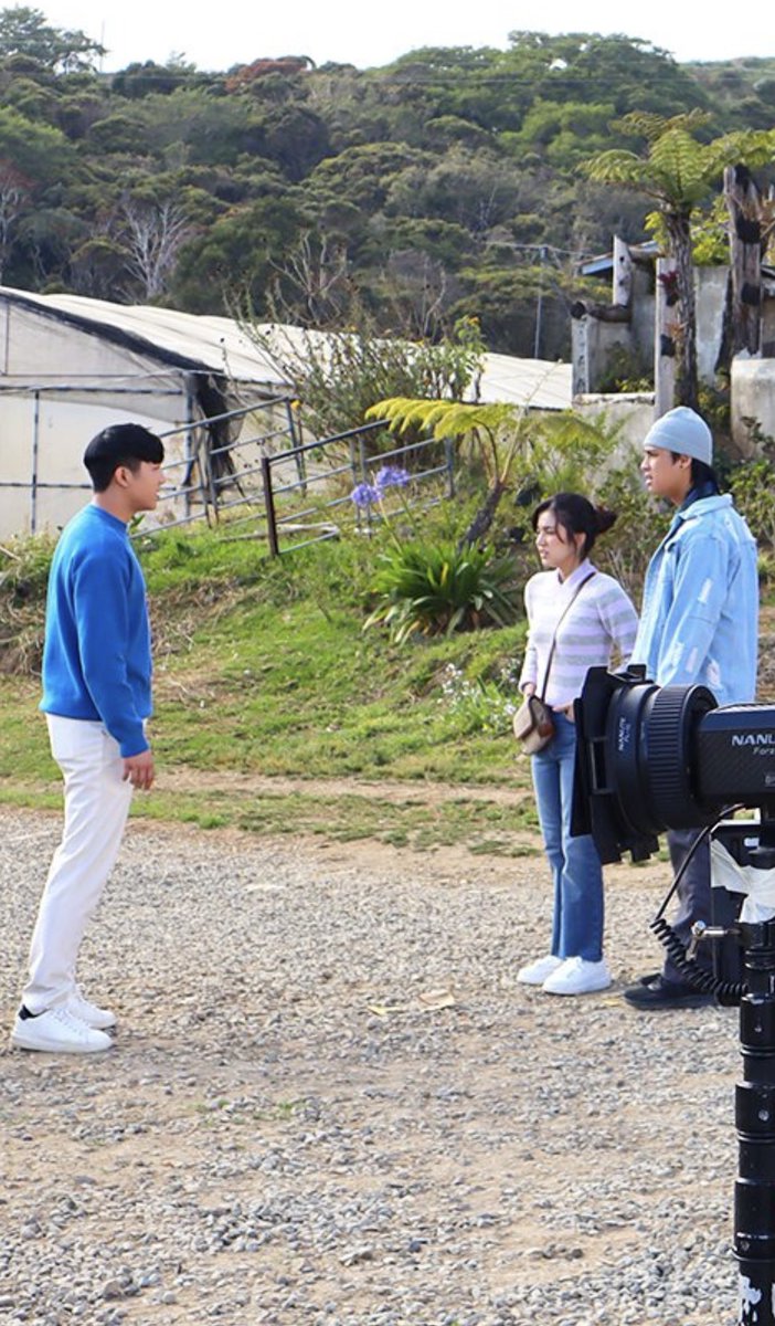 _astralune's tweet photo. wala pa man din pero nag iimbestiga na ‘ko kung magiging epal ba si tpen sa mwamwa scene (if ever matuloy) 

base sa mga damit nila mukhang magkaibang araw naman ‘to. 

sige, paasahin ko pa sarili ko. delulu ang hanep 😂 https://t.co/1Lj1ppgv4s