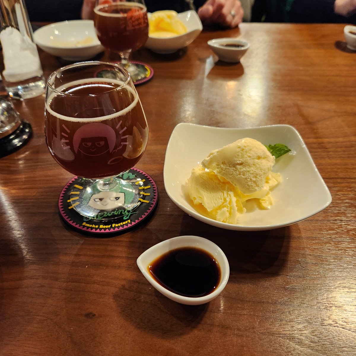 『Barrelaged Scotch Ale』ABV 8%
#TOKYOALEWORKS
#NAMACHAんBrewing 
バーボン樽で一年かけて熟成させたビールと言ったら絶対うまいやつ～‼️そして燻製チョコかけバニラアイス🍨とバッチリ合う👍ジム友も驚くうまさ😊クラフトビールを気に入っていただけたようだ😙