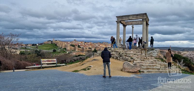 Jexweber's tweet photo. 🌳 Los Cuatro Postes no solo ofrece vistas impresionantes, sino también zonas verdes y caminos encantadores para pasear. ¡Descubre el encanto de este rincón especial en Ávila! #Naturaleza #Paseo #LosCuatroPostes https://t.co/sYZddhlVG7 https://t.co/b87i4JGkZ1