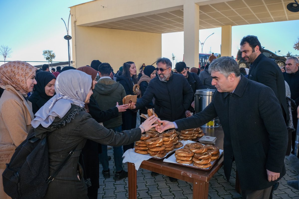 mardinartuklu's tweet photo. Rektörümüz @ibrahimozcosar katılımıyla kampüste 🔥#Ateş başında düzenlediğimiz 'Geleneksel ☕️#Çay 🥯#Simit Buluşmamız' öğrencilerimizin yoğun ilgisiyle gerçekleşti.

Mevsim soğuk olsa da Üniversitemiz MAÜ'de her yeni güne sıcak başlamak için çok sebebiniz var.
@erolozvar https://t.co/mRp4rV6N3I