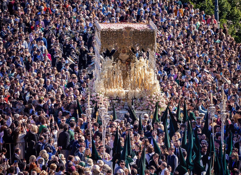 “Que ya se va por el puente, que ya se acerca a Triana.
Sevilla mira su manto y el altozano su cara”