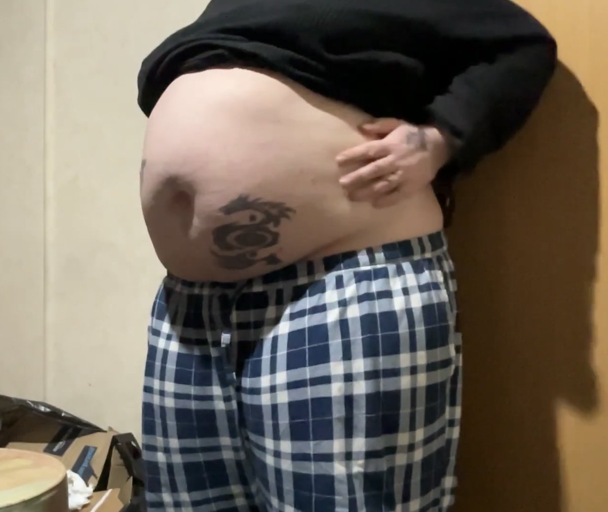 GurgleGoddess's tweet photo. I posted a little 17 stone milestone vid for my feeders yesterday - there were 8 beers in my belly here as well as tons of cheese, crisps, bacon, bread, soup, coke, chocolate & pasta! https://t.co/BrtK4xFOhF #weightgain #weightgainmilestone #weightgainjourney #weightgainprogress https://t.co/Dgn2fZGFkg