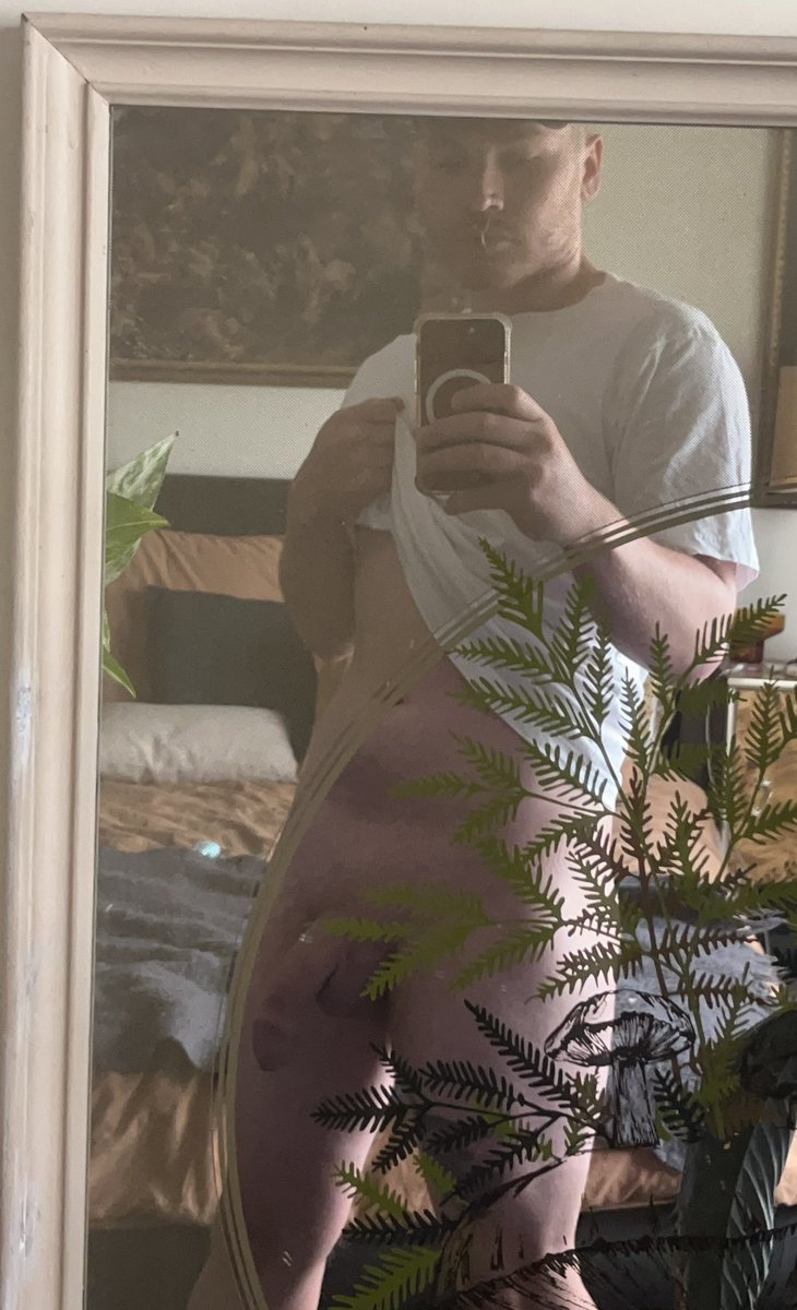 It should be legal not to wear pants when it’s this hot 🔥