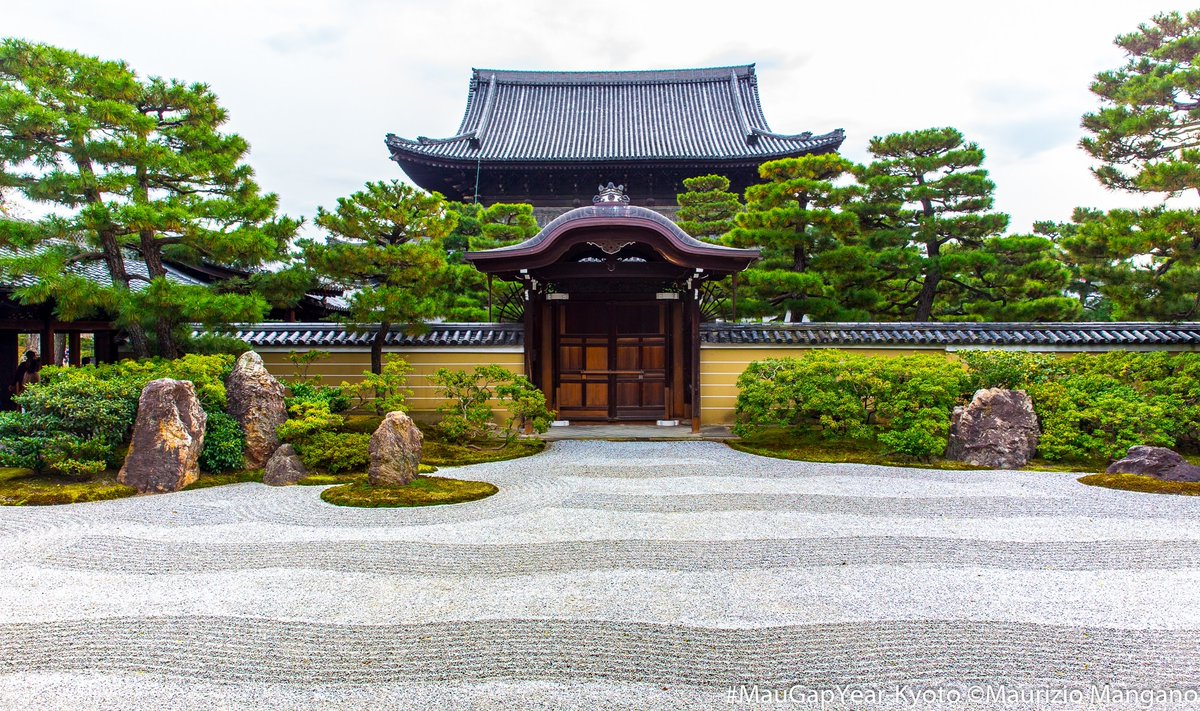 Kennin-ji (建仁寺) is a #Zen temple located just south of Kyoto's famous Gion entertainment district. It was constructed in 1202 and is the oldest Zen temple in #Kyoto. It was founded by Yosai, the Buddhist monk who introduced both Zen #Buddhism and #tea cultivation to #Japan.