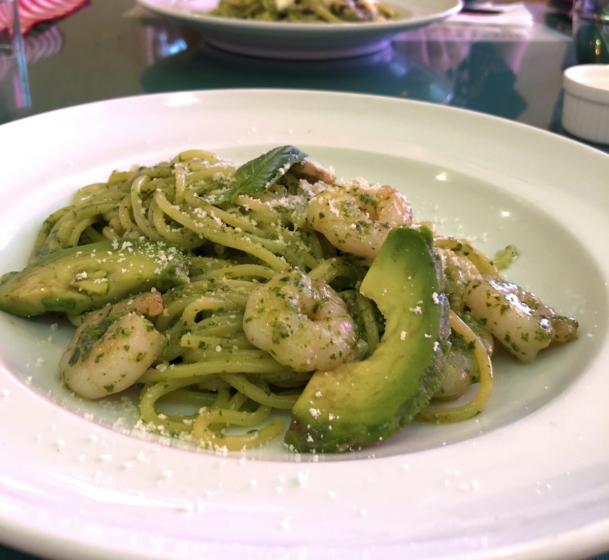 Lunch 🌿🥑🍤 Pasta with avocado and peeled shrimp. Basil sauce