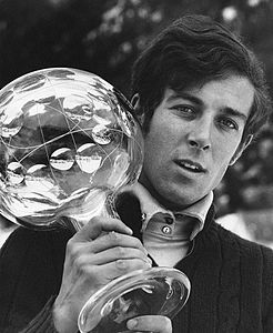mariobianchi18's tweet photo. Il #28febbraio 1951 è nato #GustavoThoeni. Uno dei più grandi sciatori di sempre: 4 Coppe del Mondo (1971, 1972, 1973 e 1975, secondo nel 1974). Un oro e 2 argenti alle Olimpiadi, 5 ori e 2 argenti ai Mondiali (2 in combinata). Leggendari i suoi duelli con #Stenmark e #PieroGros. https://t.co/4SiZvvqITM