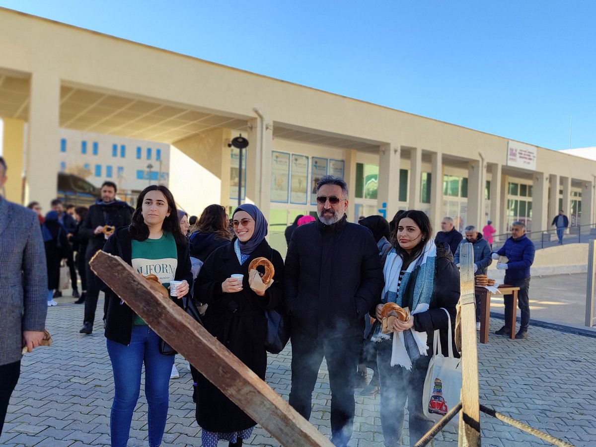 Rektörümüz <a href="/ibrahimozcosar/">ibrahim özcoşar</a> katılımıyla kampüste 🔥#Ateş başında düzenlediğimiz 'Geleneksel ☕️#Çay 🥯#Simit Buluşmamız'  öğrencilerimiz ve <a href="/mardnadem/">Mardin Artuklu Üni ADEM Topluluğu</a> kulübümüzün katılımıyla yoğun bir şekilde gerçekleştirdik. 
<a href="/_aliyalcin_/">Ali YALÇIN</a> 
<a href="/mstemrebalci/">Mesut Emre Balcı</a>